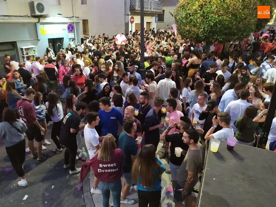 Foto 4 - Los j&oacute;venes llenan la plaza en la vaquilla del aguardiente