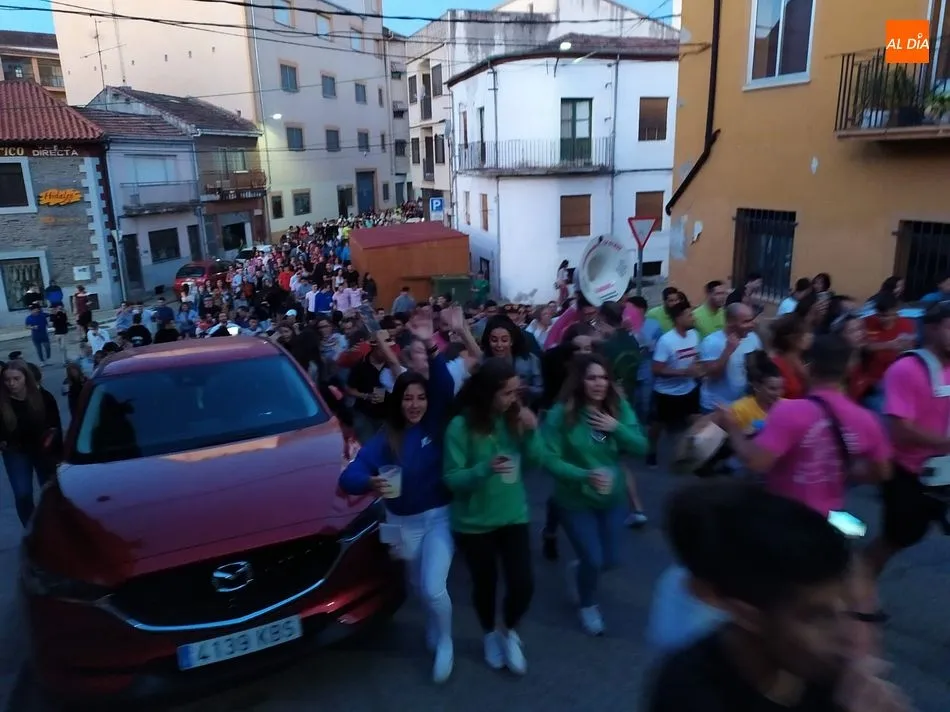 Foto 3 - Los j&oacute;venes llenan la plaza en la vaquilla del aguardiente