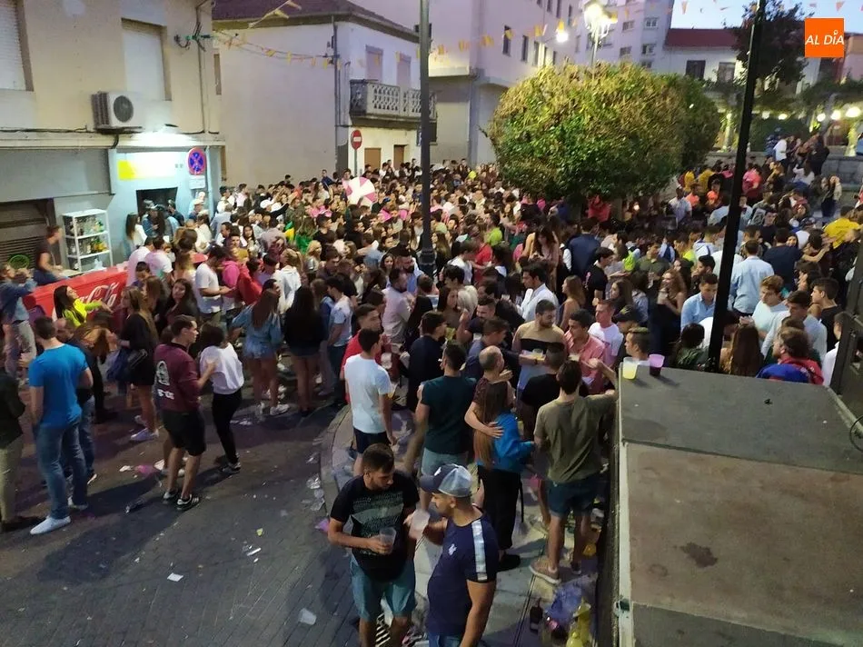 Foto 2 - Los j&oacute;venes llenan la plaza en la vaquilla del aguardiente