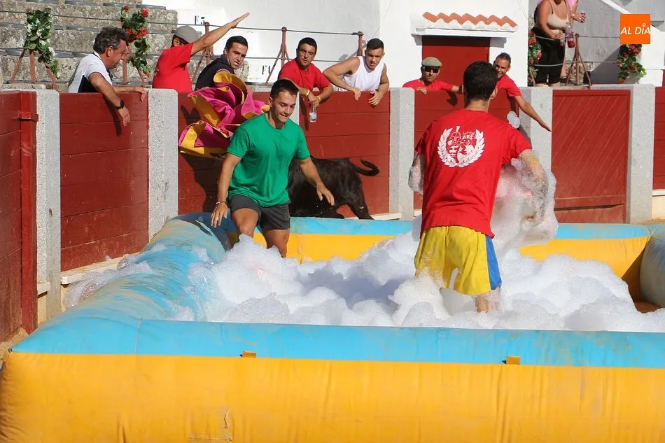 Foto 2 - Las pe&ntilde;as se enfrentan en el divertido Grand Prix Gladiator