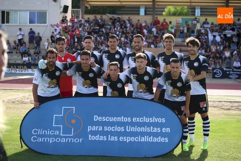 Foto 3 - Plantilla y afici&oacute;n se conocieron antes del encuentro