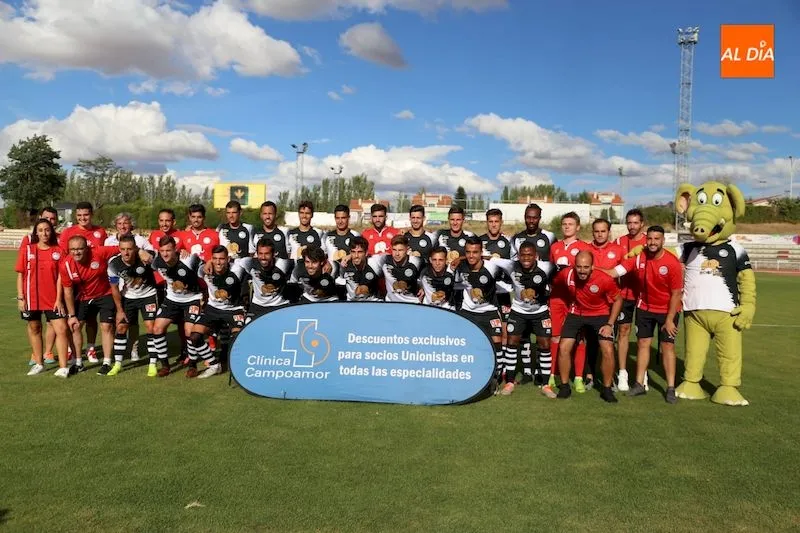 Plantilla y cuerpo técnico de Unionistas durante la presentación del equipo / Víctor Sánchez