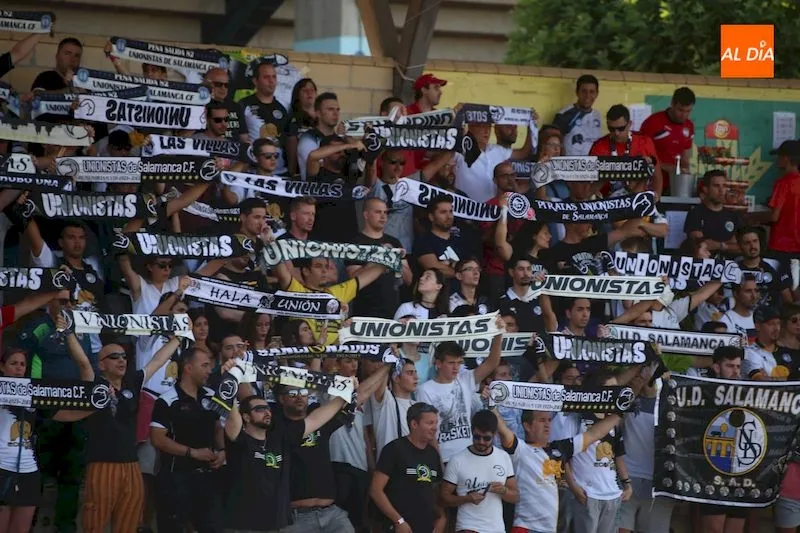 Aficionados de Unionistas animan durante el encuentro / Víctor Sánchez