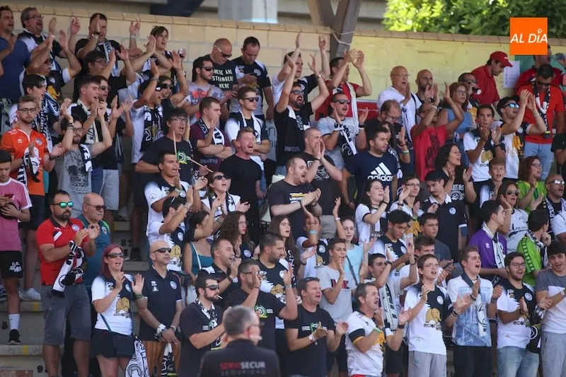 Foto 5 - La afici&oacute;n de Unionistas no fall&oacute; en el regreso del f&uacute;tbol a las Pistas tres meses despu&eacute;s