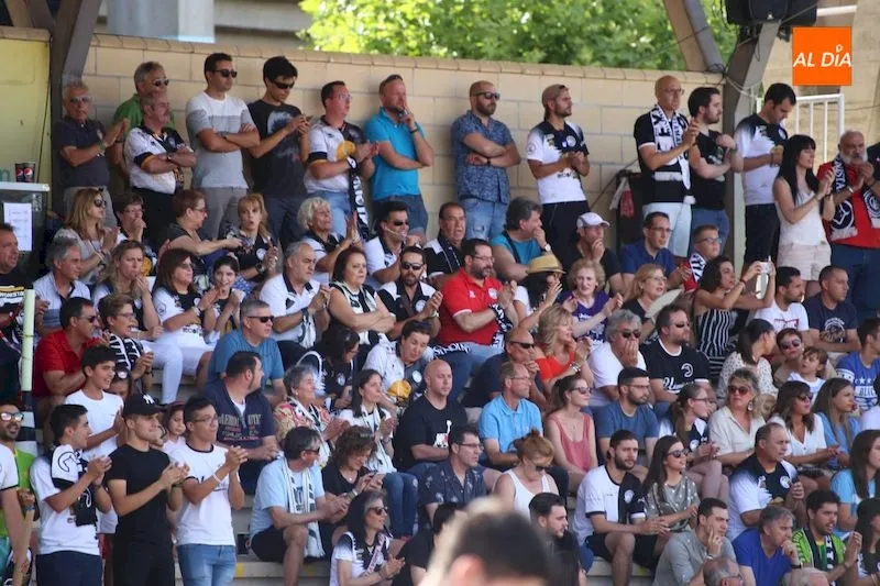 Foto 4 - La afici&oacute;n de Unionistas no fall&oacute; en el regreso del f&uacute;tbol a las Pistas tres meses despu&eacute;s