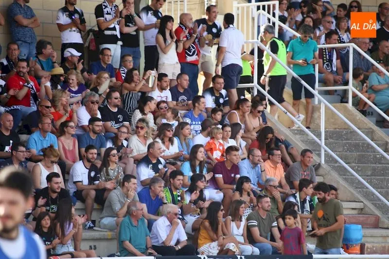 Foto 3 - La afici&oacute;n de Unionistas no fall&oacute; en el regreso del f&uacute;tbol a las Pistas tres meses despu&eacute;s