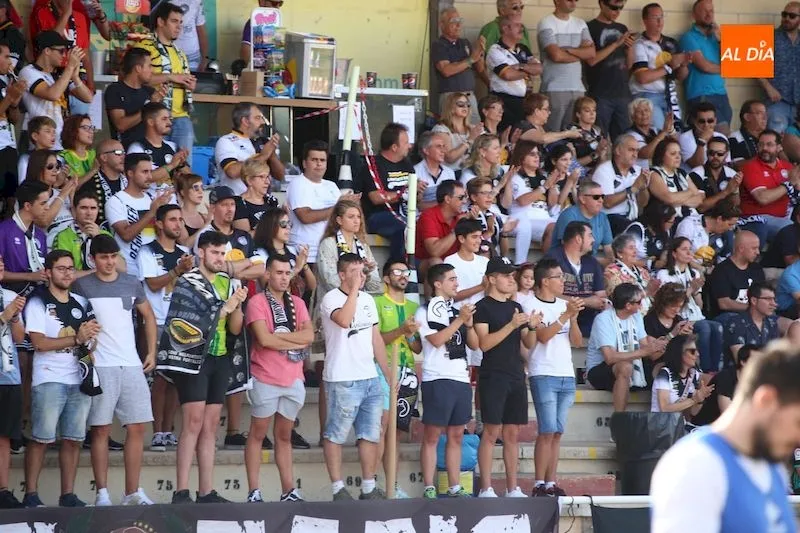 Foto 2 - La afici&oacute;n de Unionistas no fall&oacute; en el regreso del f&uacute;tbol a las Pistas tres meses despu&eacute;s