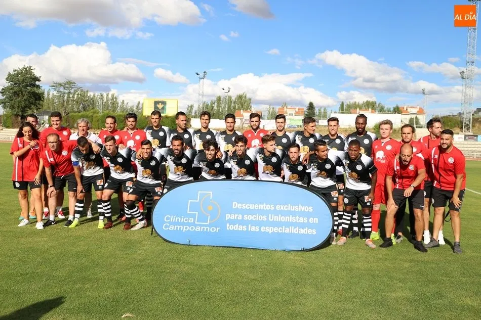 Foto 4 - Plantilla y afici&oacute;n se conocieron antes del encuentro