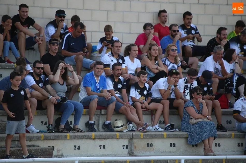 Foto 10 - La afici&oacute;n de Unionistas no fall&oacute; en el regreso del f&uacute;tbol a las Pistas tres meses despu&eacute;s