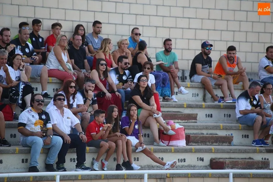 Foto 9 - La afici&oacute;n de Unionistas no fall&oacute; en el regreso del f&uacute;tbol a las Pistas tres meses despu&eacute;s