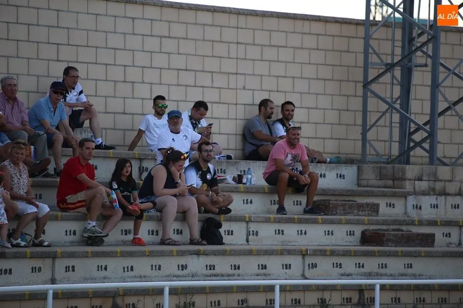 Foto 7 - La afici&oacute;n de Unionistas no fall&oacute; en el regreso del f&uacute;tbol a las Pistas tres meses despu&eacute;s