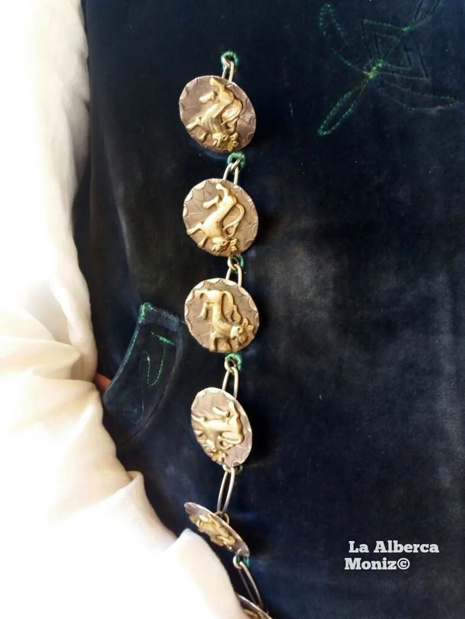 Foto 11 - Simbolismo, riqueza y magia en la joyer&iacute;a del traje de vistas