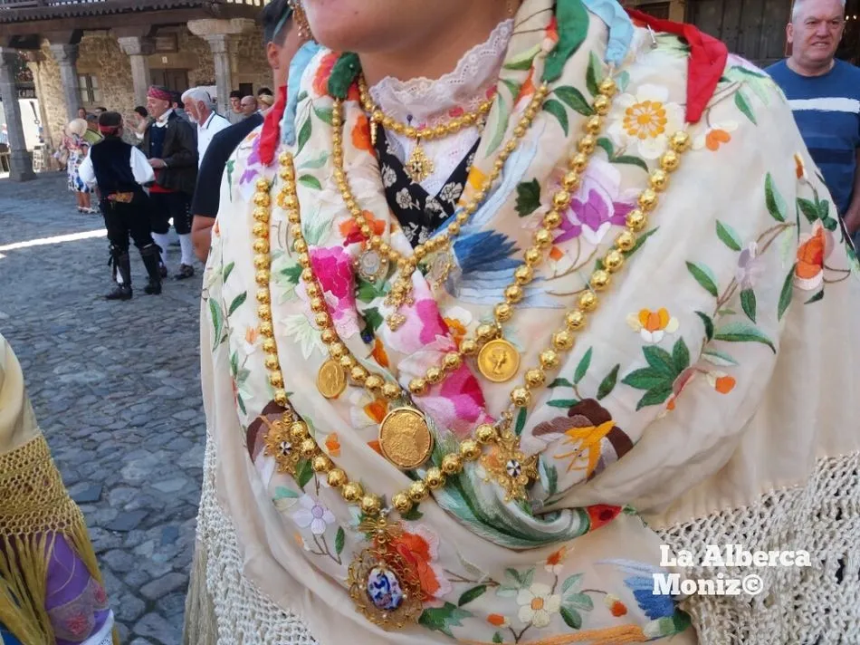 Foto 10 - Simbolismo, riqueza y magia en la joyer&iacute;a del traje de vistas