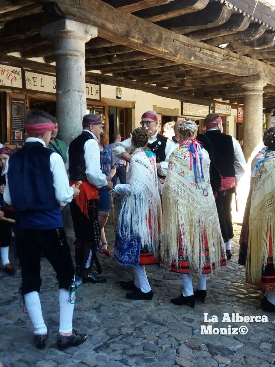 Foto 9 - Simbolismo, riqueza y magia en la joyer&iacute;a del traje de vistas