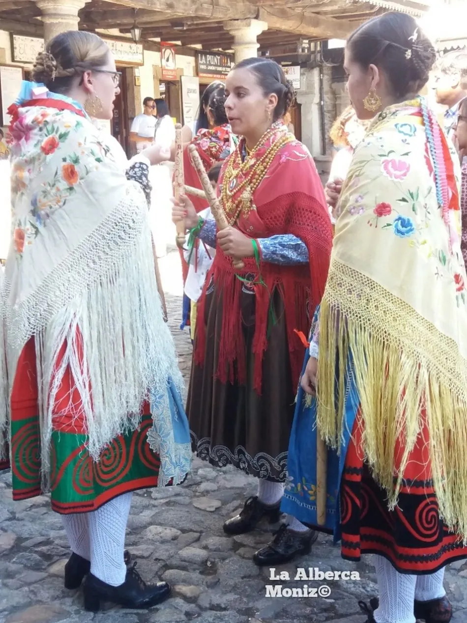 Foto 7 - Simbolismo, riqueza y magia en la joyer&iacute;a del traje de vistas