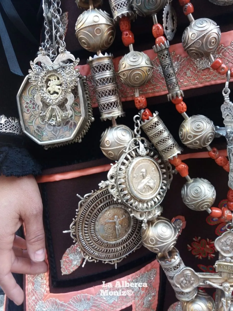 Foto 5 - Simbolismo, riqueza y magia en la joyer&iacute;a del traje de vistas