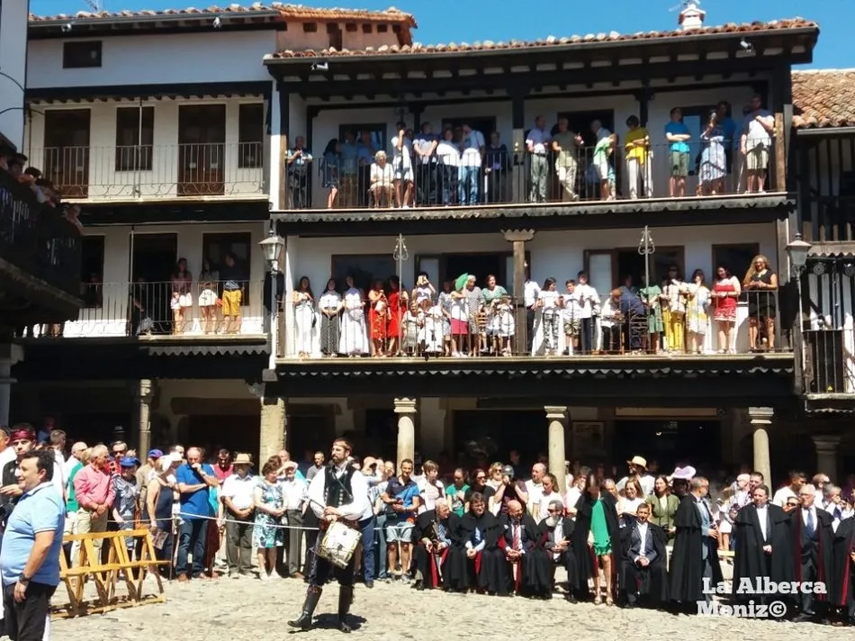 Foto 8 - Simbolismo, riqueza y magia en la joyer&iacute;a del traje de vistas
