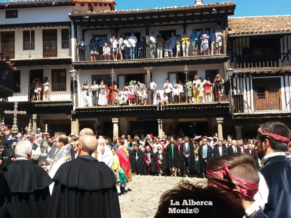 Foto 4 - Simbolismo, riqueza y magia en la joyer&iacute;a del traje de vistas