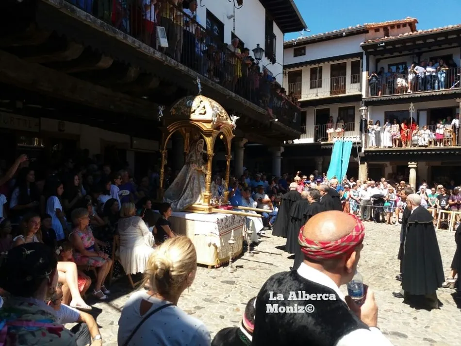 Foto 3 - Simbolismo, riqueza y magia en la joyer&iacute;a del traje de vistas