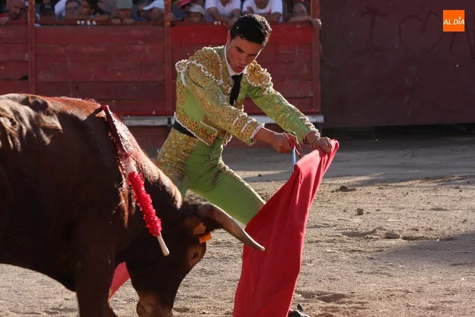 Foto 7 - Buena tarde de toros en Villarino con salida a hombros de Valent&iacute;n Hoyos  