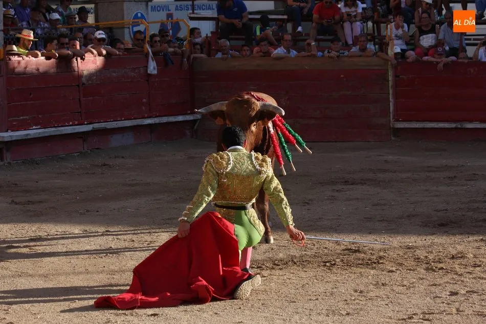 Foto 5 - Buena tarde de toros en Villarino con salida a hombros de Valent&iacute;n Hoyos  