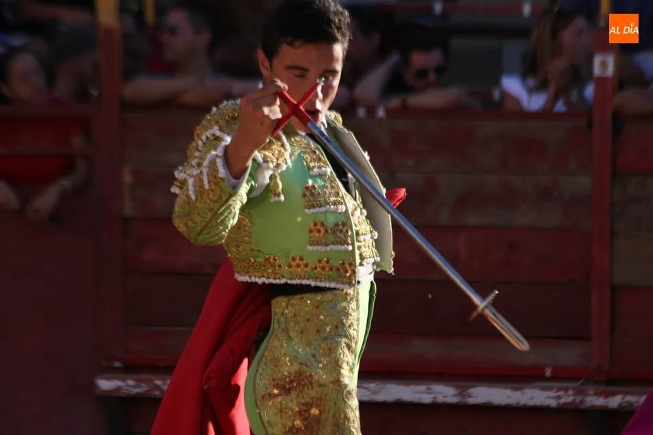 Foto 4 - Buena tarde de toros en Villarino con salida a hombros de Valent&iacute;n Hoyos  