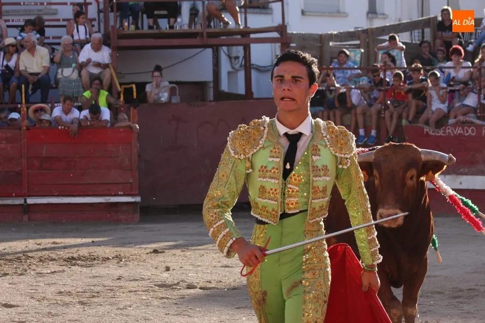 Foto 3 - Buena tarde de toros en Villarino con salida a hombros de Valent&iacute;n Hoyos  