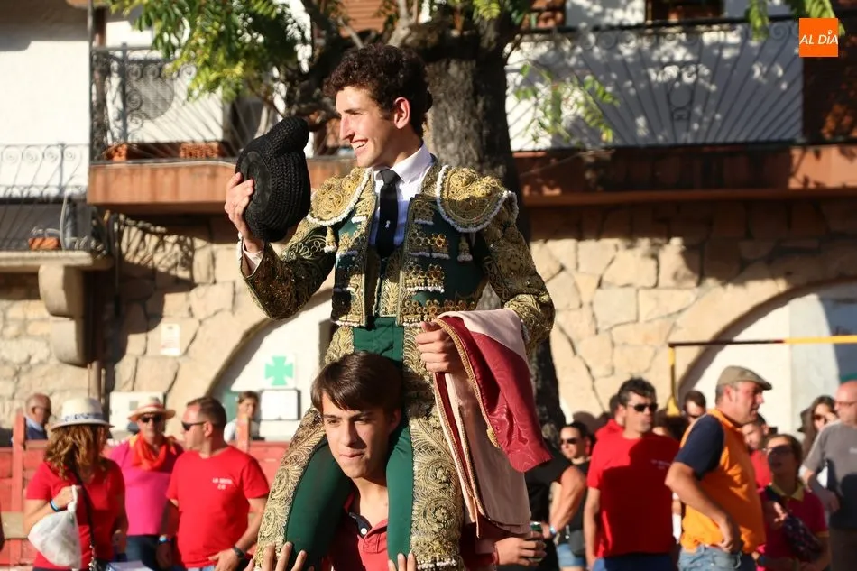 Foto 2 - Buena tarde de toros en Villarino con salida a hombros de Valent&iacute;n Hoyos  