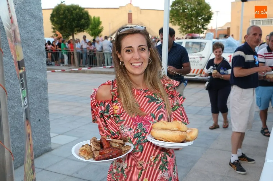 Foto 11 - El Ayuntamiento reparte 2.000 raciones de parrillada en la cena de las fiestas