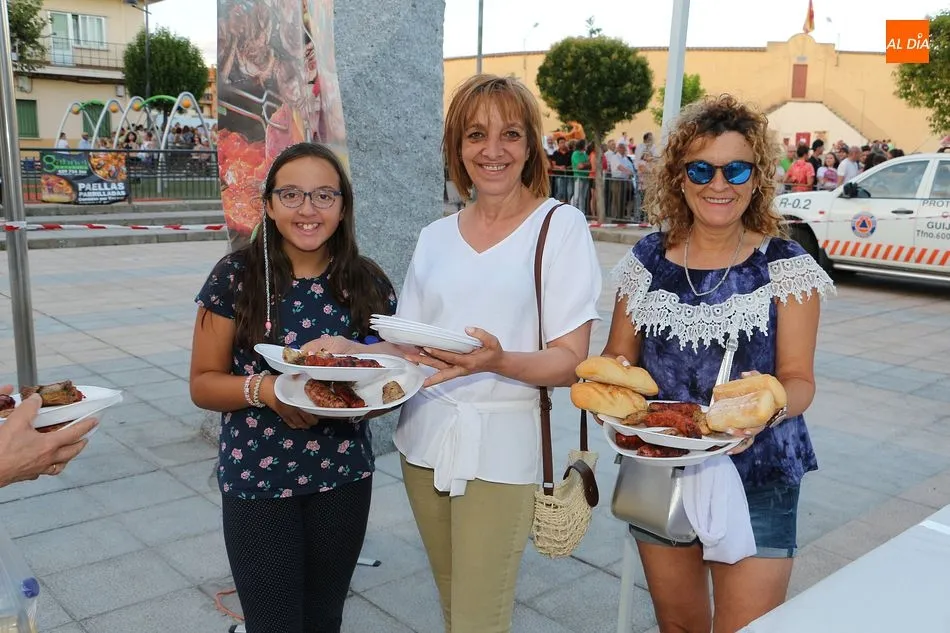 Foto 10 - El Ayuntamiento reparte 2.000 raciones de parrillada en la cena de las fiestas