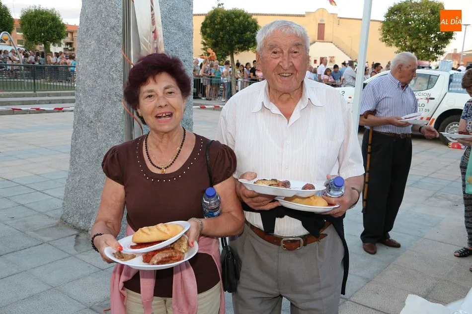 Foto 9 - El Ayuntamiento reparte 2.000 raciones de parrillada en la cena de las fiestas