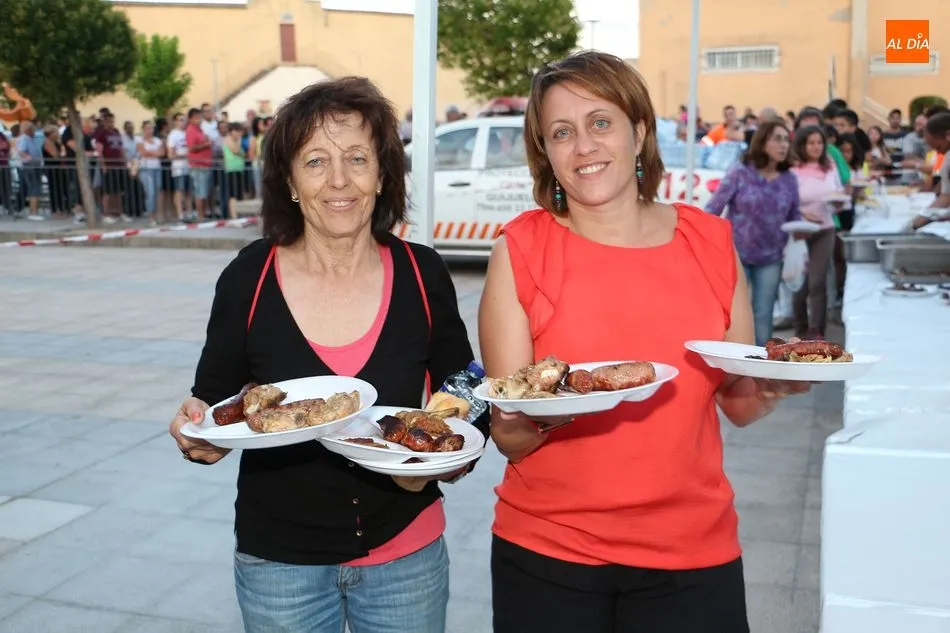 Foto 7 - El Ayuntamiento reparte 2.000 raciones de parrillada en la cena de las fiestas