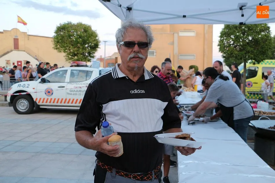 Foto 6 - El Ayuntamiento reparte 2.000 raciones de parrillada en la cena de las fiestas