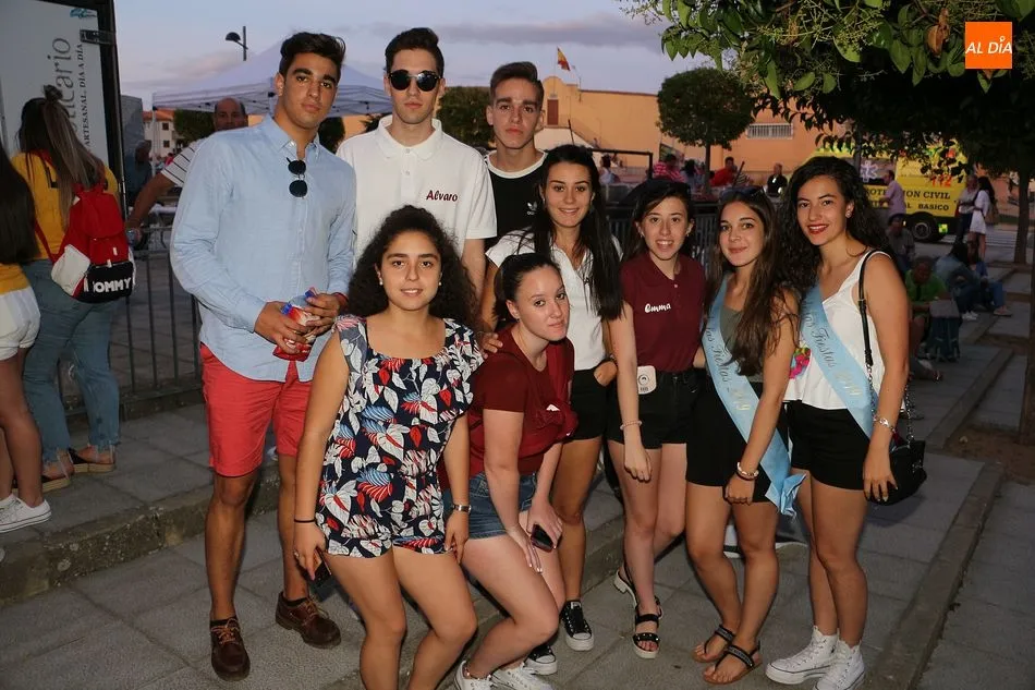 Foto 5 - El Ayuntamiento reparte 2.000 raciones de parrillada en la cena de las fiestas