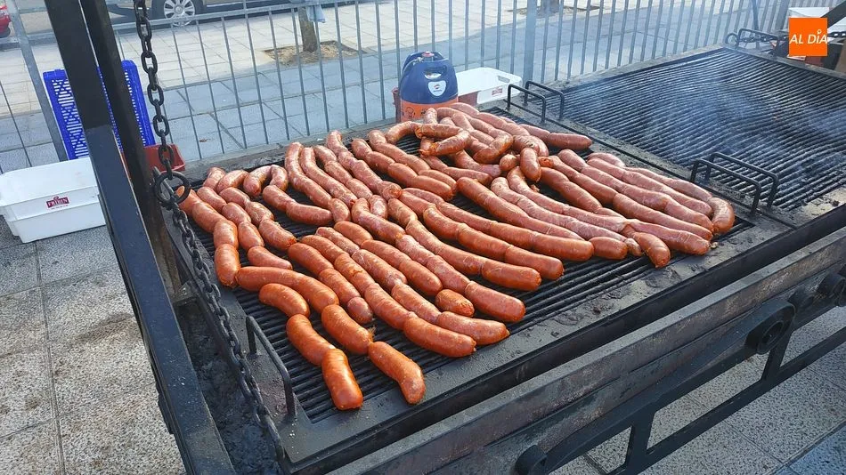 Foto 4 - El Ayuntamiento reparte 2.000 raciones de parrillada en la cena de las fiestas