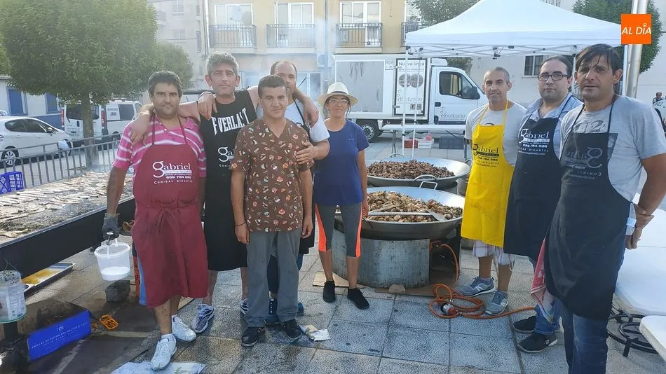 Foto 3 - El Ayuntamiento reparte 2.000 raciones de parrillada en la cena de las fiestas