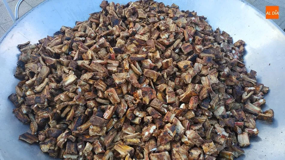 Foto 2 - El Ayuntamiento reparte 2.000 raciones de parrillada en la cena de las fiestas