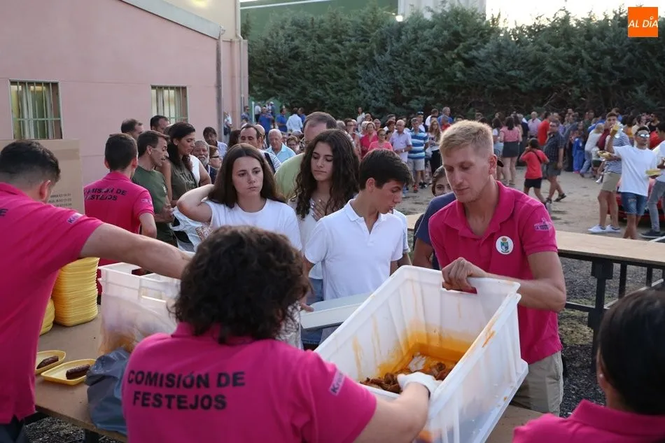 Miembros de la Comisión de Festejos reparten la parrillada