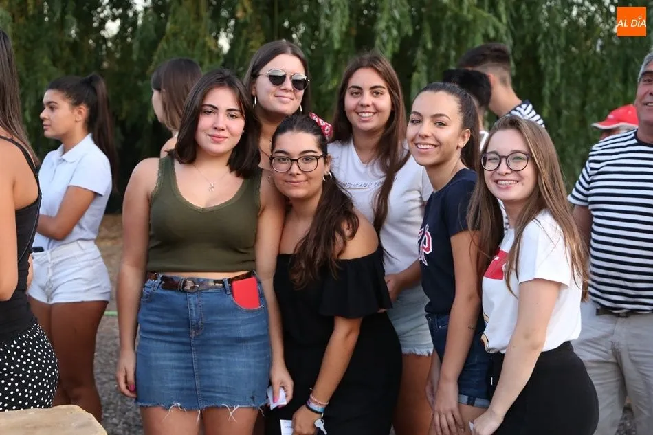 Foto 10 - Los vecinos de Babilafuente cogen fuerzas con la parrillada para la &uacute;ltima noche festiva