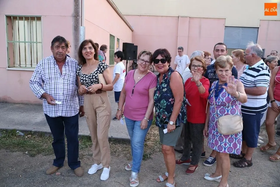 Foto 9 - Los vecinos de Babilafuente cogen fuerzas con la parrillada para la &uacute;ltima noche festiva