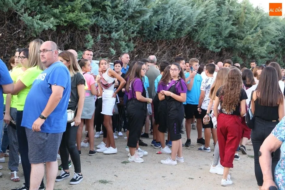 Foto 6 - Los vecinos de Babilafuente cogen fuerzas con la parrillada para la &uacute;ltima noche festiva