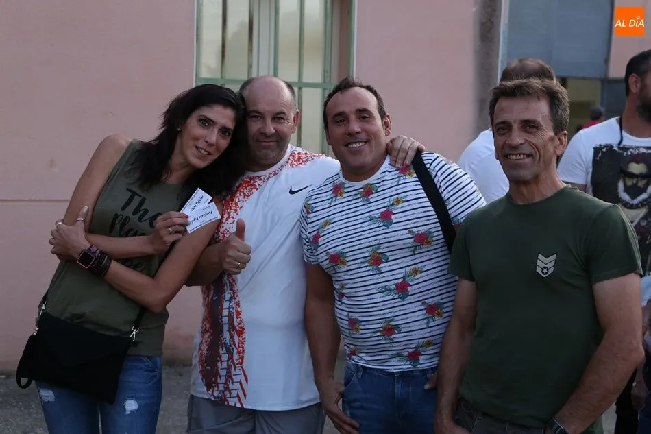 Foto 5 - Los vecinos de Babilafuente cogen fuerzas con la parrillada para la &uacute;ltima noche festiva