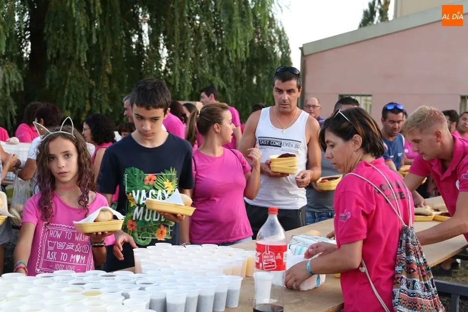 Foto 4 - Los vecinos de Babilafuente cogen fuerzas con la parrillada para la &uacute;ltima noche festiva