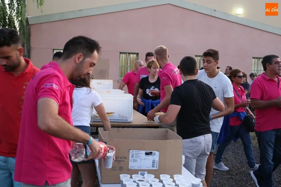 Foto 3 - Los vecinos de Babilafuente cogen fuerzas con la parrillada para la &uacute;ltima noche festiva
