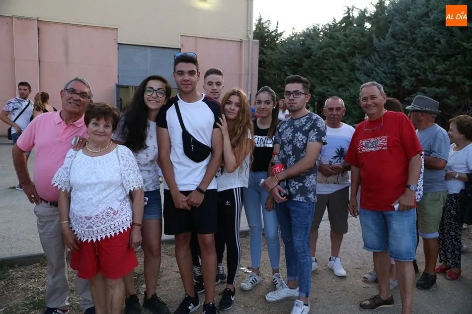Foto 2 - Los vecinos de Babilafuente cogen fuerzas con la parrillada para la &uacute;ltima noche festiva