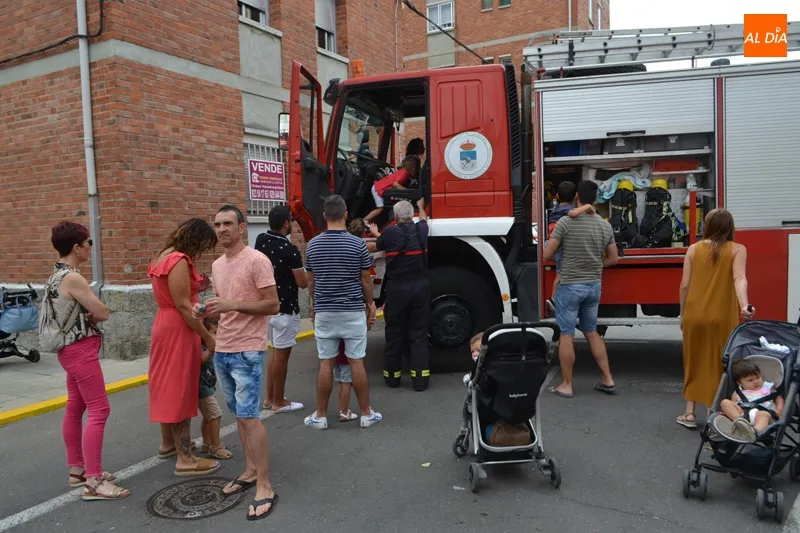 Foto 5 - Grandes y peque&ntilde;os se ponen en la piel de los Bomberos durante la I Jornada de Puertas Abiertas...