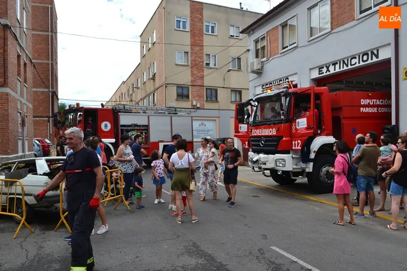Foto 4 - Grandes y peque&ntilde;os se ponen en la piel de los Bomberos durante la I Jornada de Puertas Abiertas...