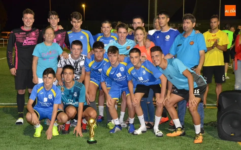 El equipo campeón, Levante Los Brazzers, junto a la familia de Darío Toribio