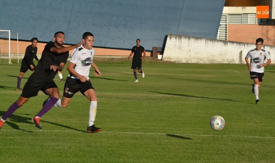 Foto 10 - El Ciudad Rodrigo resiste la primera parte ante el filial del Salamanca CF UDS  