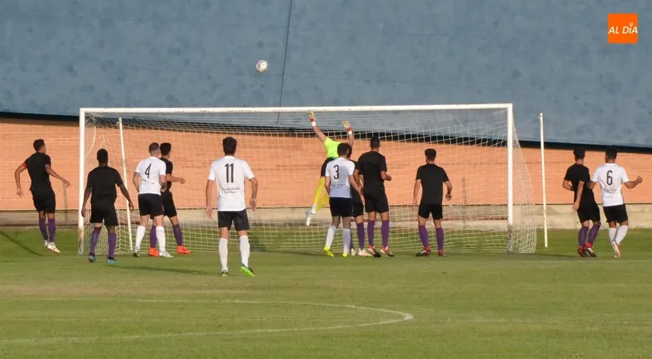 Foto 8 - El Ciudad Rodrigo resiste la primera parte ante el filial del Salamanca CF UDS  